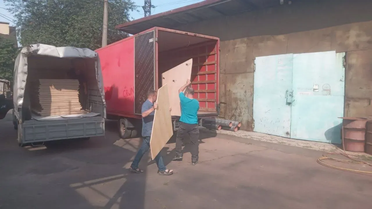 Навантаження фанери та ДСП у вантажівку